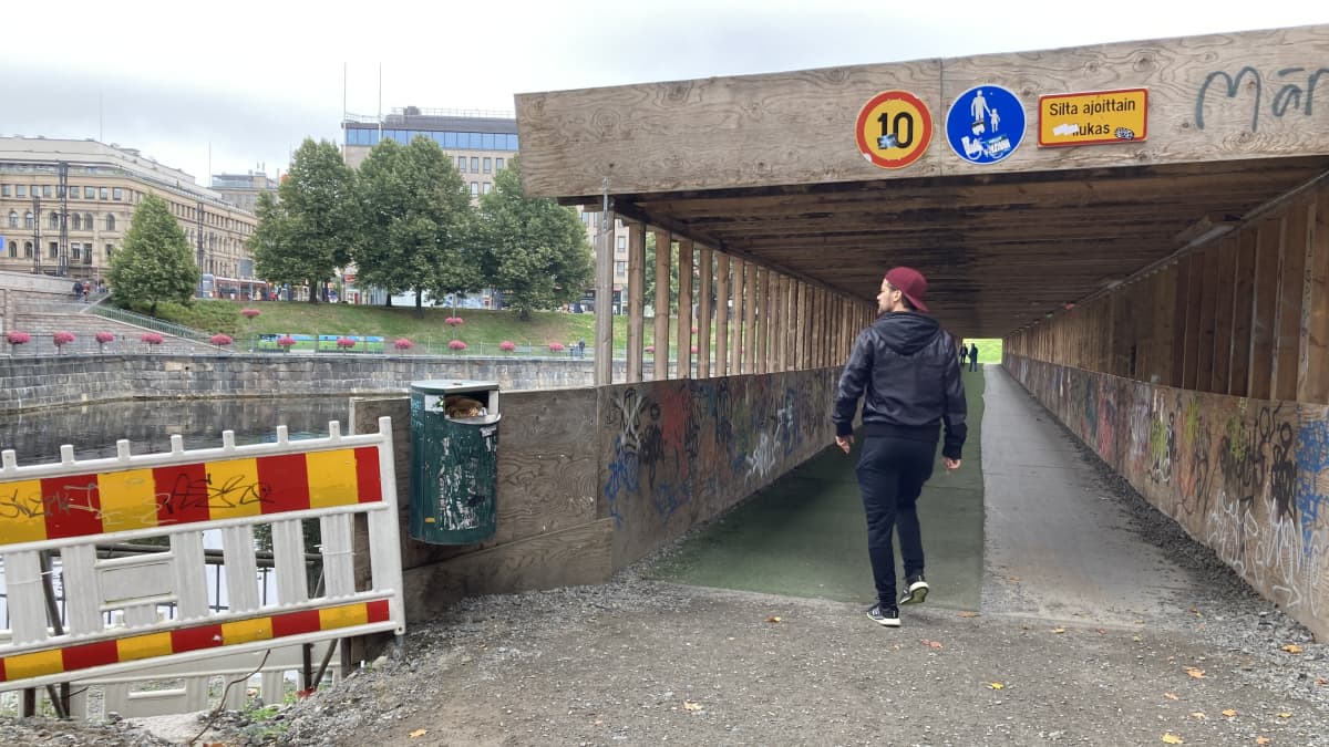 Mies menossa Tammerkosken väliaikaiselle sillalle