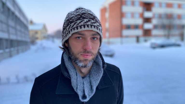 Man med skägg i urbant vinterlandskap-