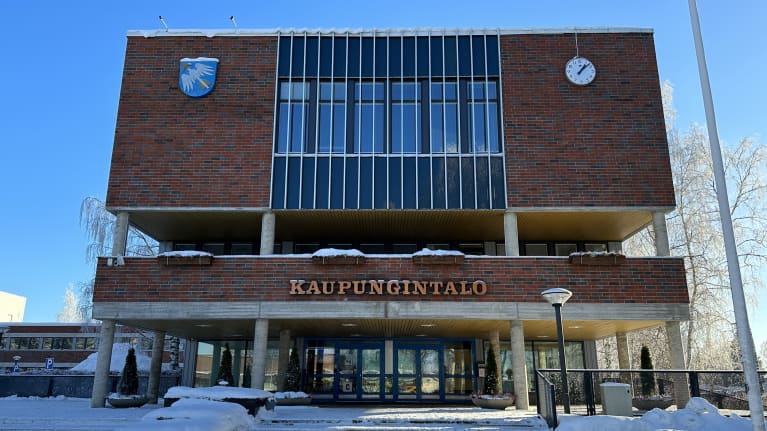 Haapajärven kaupungintalo aurinkoisena talvipäivänä. 