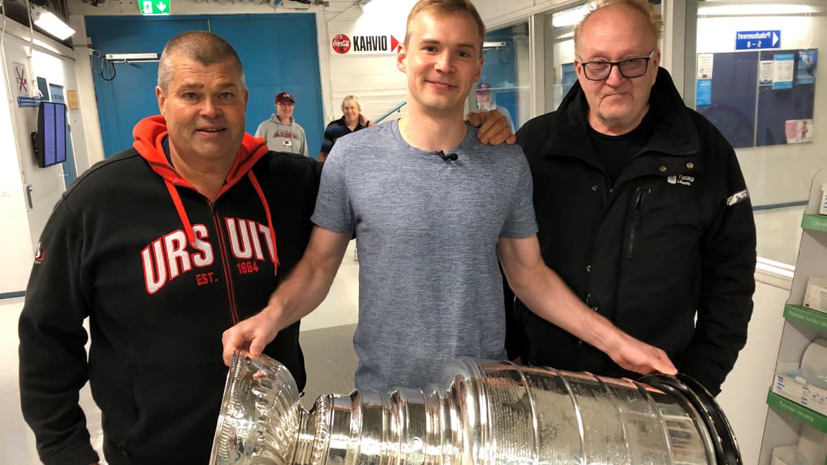Kentänhoitajat Jari Lucenius ja Leif Vaine Stanley Cup -pokaalia pitävän Artturi Lehkosen kanssa.