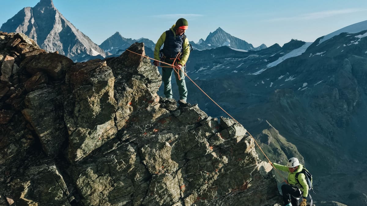 Stefano Percino auttaa poikaansa Pietroa pääsemään Matterhornin huipulle.