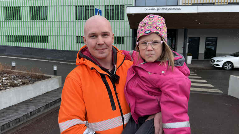 Immo ja Elsa Paakkunainen Savonlinnan keskussairaalan edustalla.