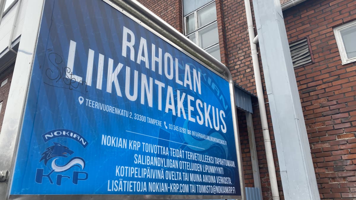 Nokian Krp:n kotikentän Raholan liikuntakeskuksen julkisivu keväällä 2021.