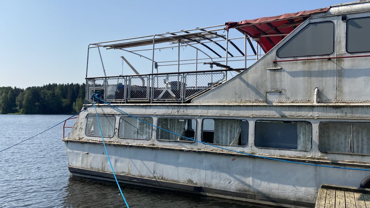 Huonokuntoinen alus M/S Tampere kiinnitettynä luvattomasti Nokian Viinikanniemen laituriin.