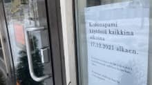 Koronapassivaatimus ravintolan ovessa. 