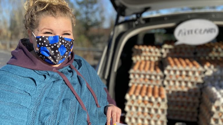 Kanalayrittäjä Lea Aittolahti myy auton takakontista REKO-piirille kananmunia Tohlopissa