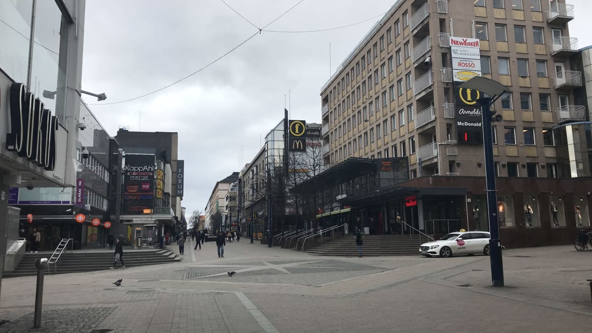 Koronan hiljentämä Jyväskylän keskusta maaliskuussa 2020 keskellä kirkasta päivää.