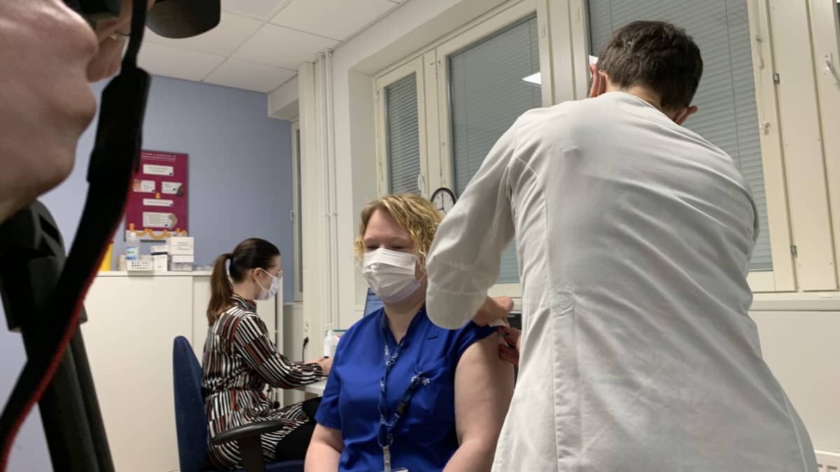 TAYSin teho-osaston sairaanhoitaja Saija Johansson saa rokotteen koronavirusta vastaan. 