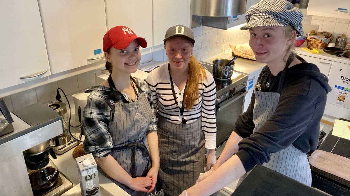 Kolme kesätyöntekijää: Misu Vuorinen, Rinja Haanperä ja Konsta Krekola.