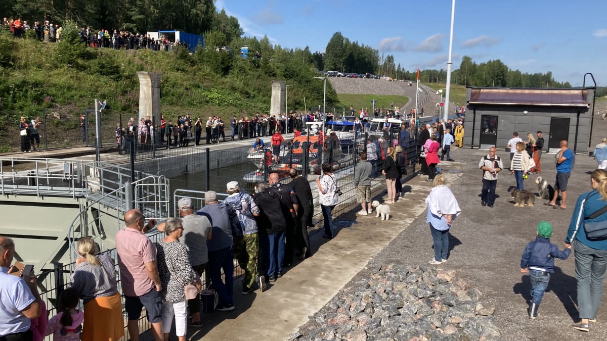 Yleisöä Kimolan kanavalla avajaisissa