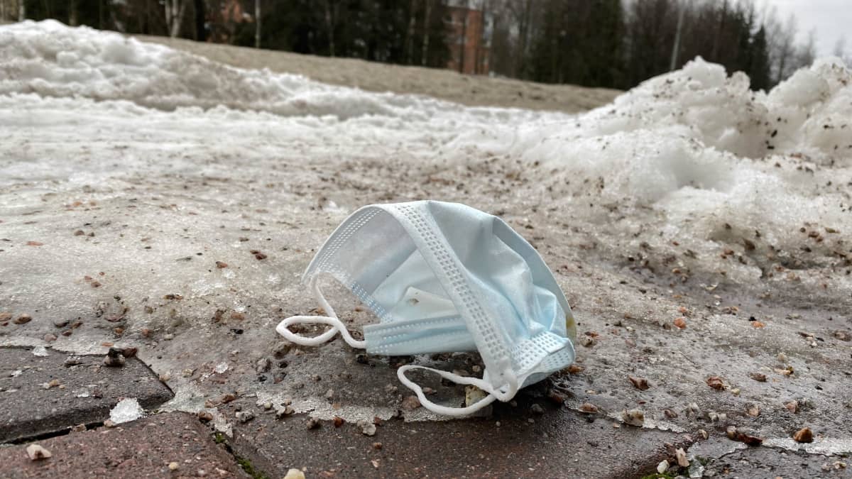 Kadulle heitetty kasvomaski Helsingin Puotilassa 26. tammikuuta 2021.