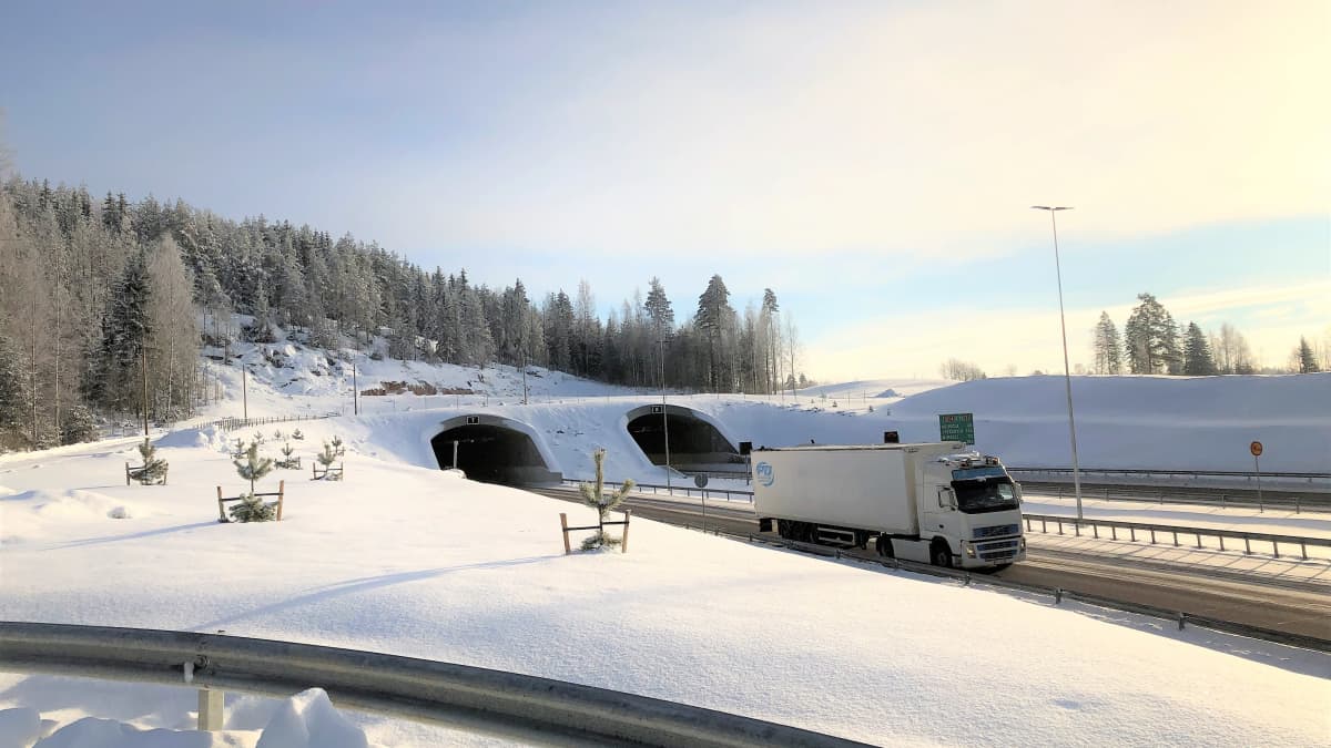Rekka-auto ajaa ulos Lahden eteläisen kehätien Liipolan tunnelista.