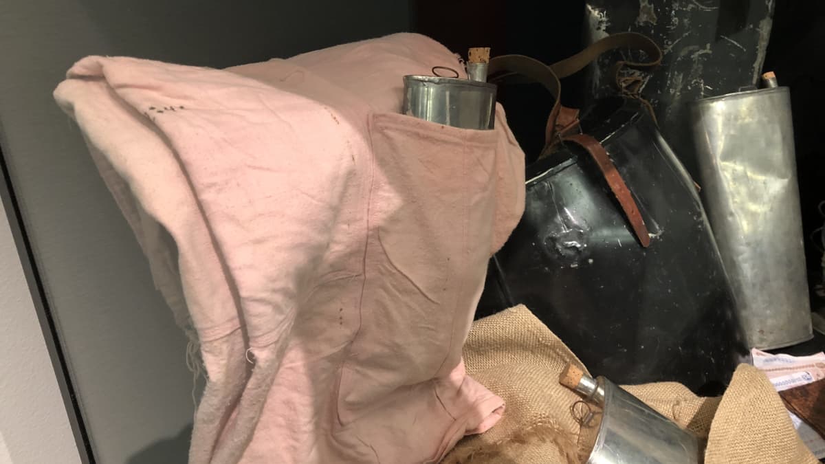 Pirtun salakuljettamiseen käytetyt alushousut museon vitriinissä