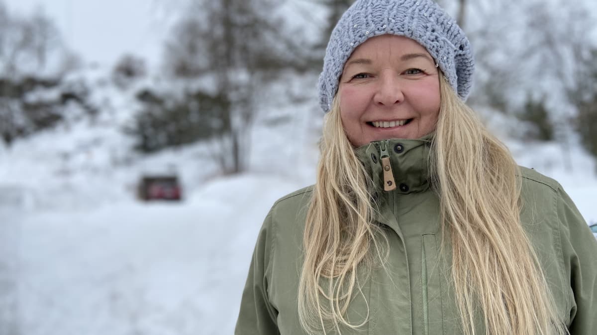 Joogaopettaja Outi Öhman valmistuu metsätalousinsinööriksi.