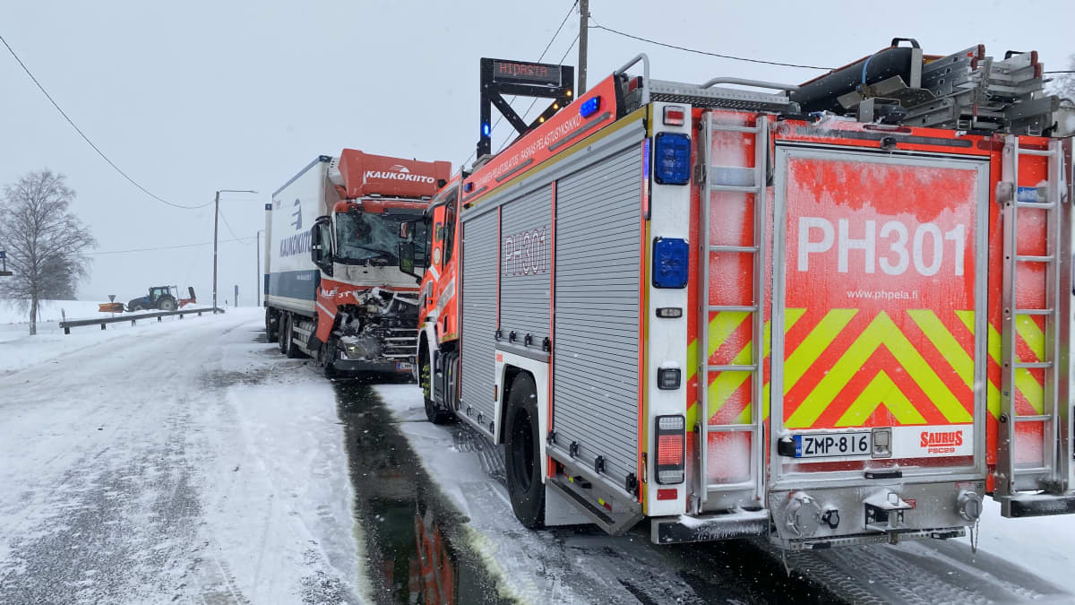 Suuri tieliikenneonnettomuus Hollollassa vt12:lla.