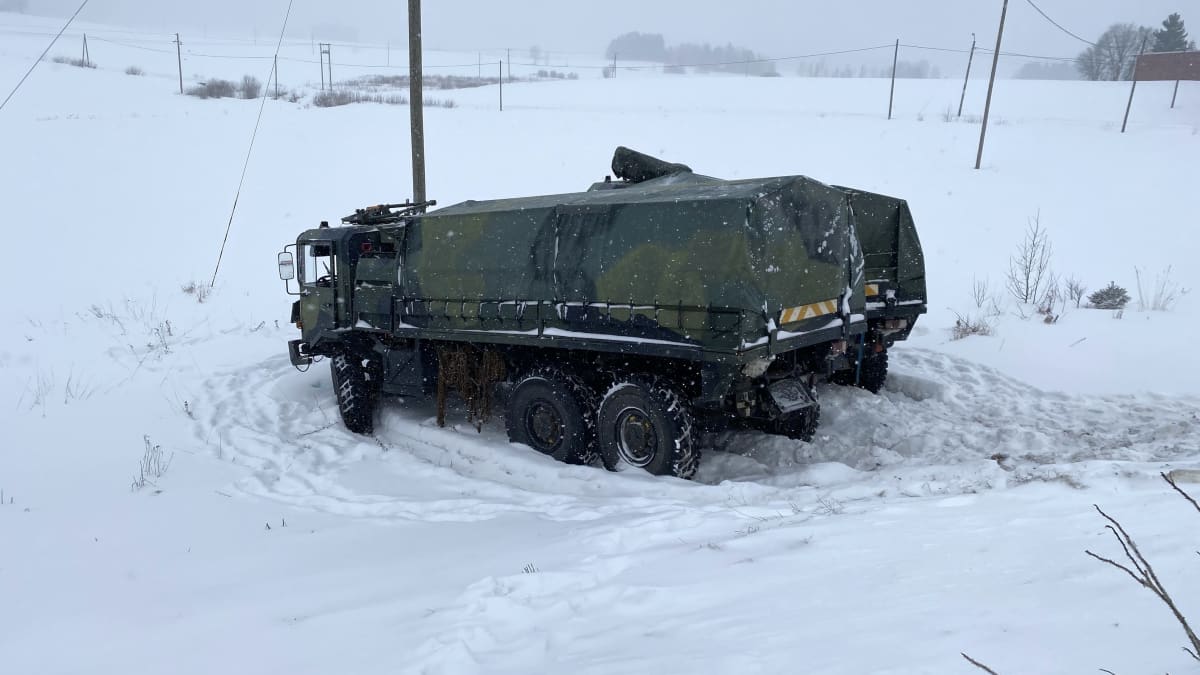 Kaksi puolustusvoimien ajoneuvoa ajautui pellolle liikenneonnettomuudessa Hollollassa Valtaite 12:lla.