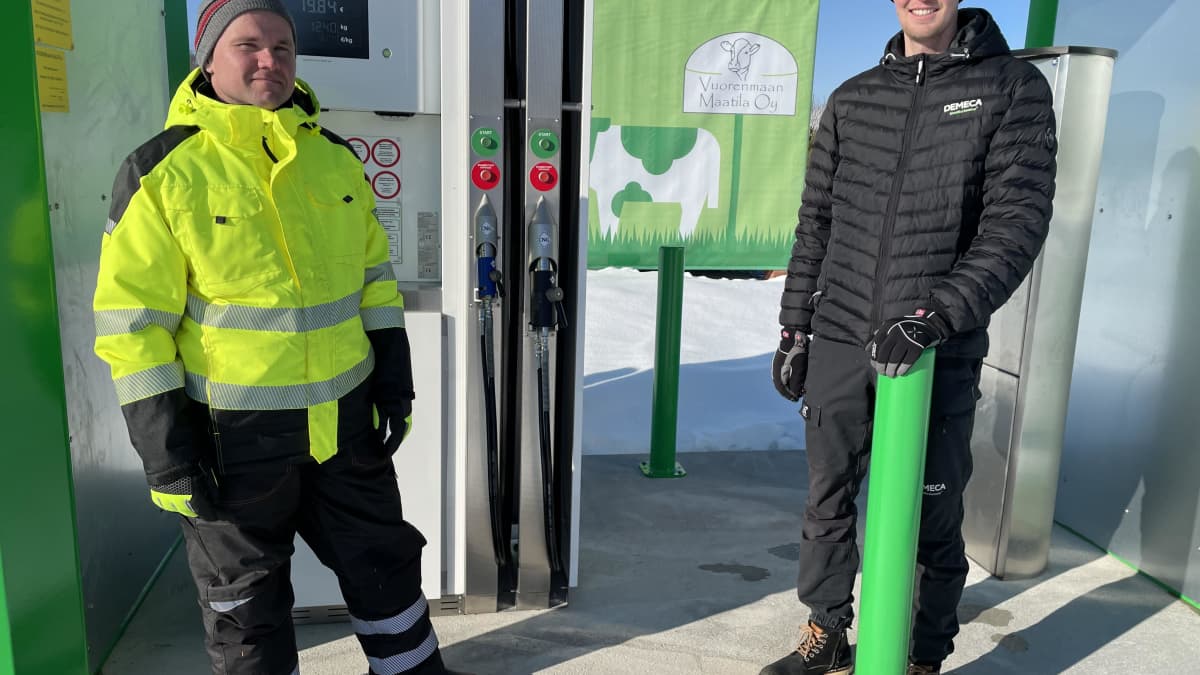 Vuorenmaan maatilan biopolttoaineen jakeluasema Haapavedellä. Vasemmalla Vuorenmaan tilan isäntä Janne Vuorenmaa ja oikealla haapavetisen Demecan myyntijohtaja Sami Vinkki.