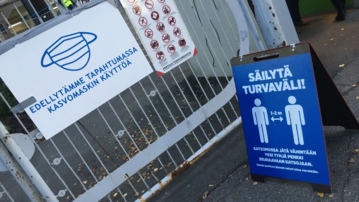 Kuvassa koronaturvallisuudesta muistuttavia kylttejä Rovaniemen Keskuskentän pääsisäänkäynnillä. Kuva syksyltä 2020.