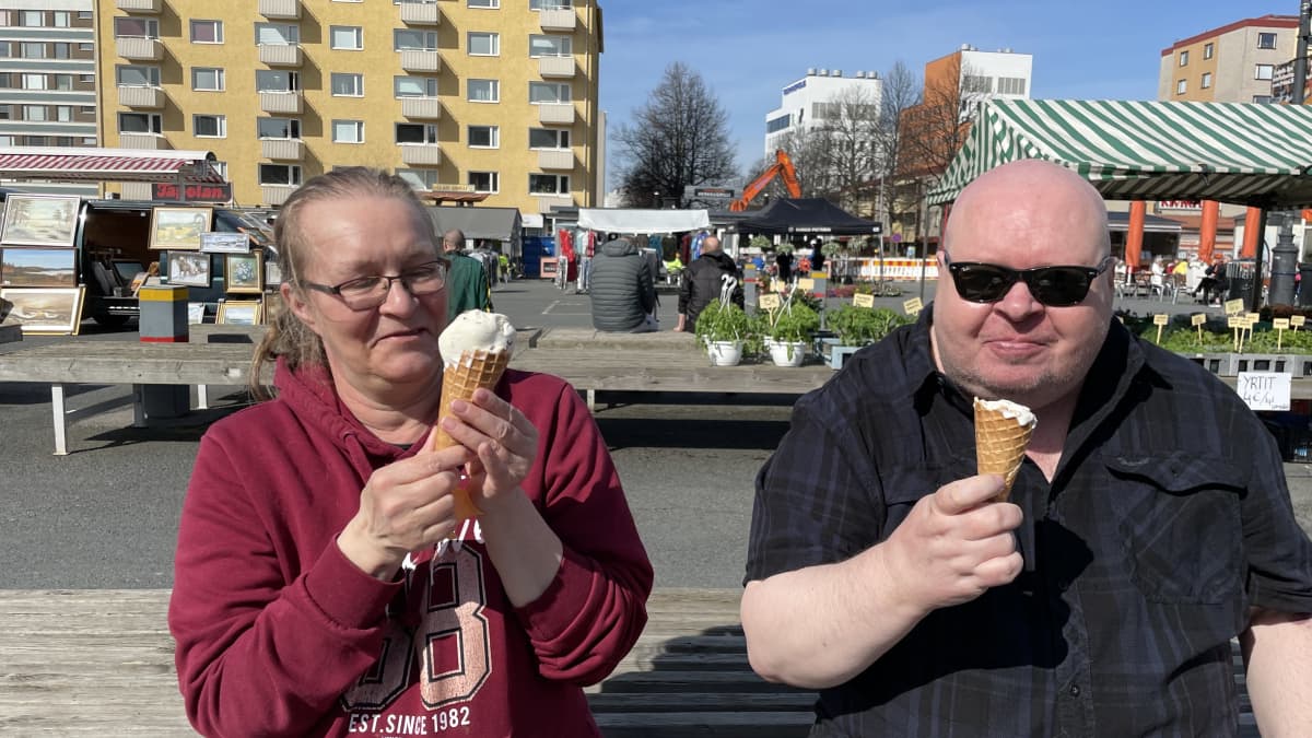 Arja Lintunen ja Pekka Manninen jäätelöllä Tammelan torilla