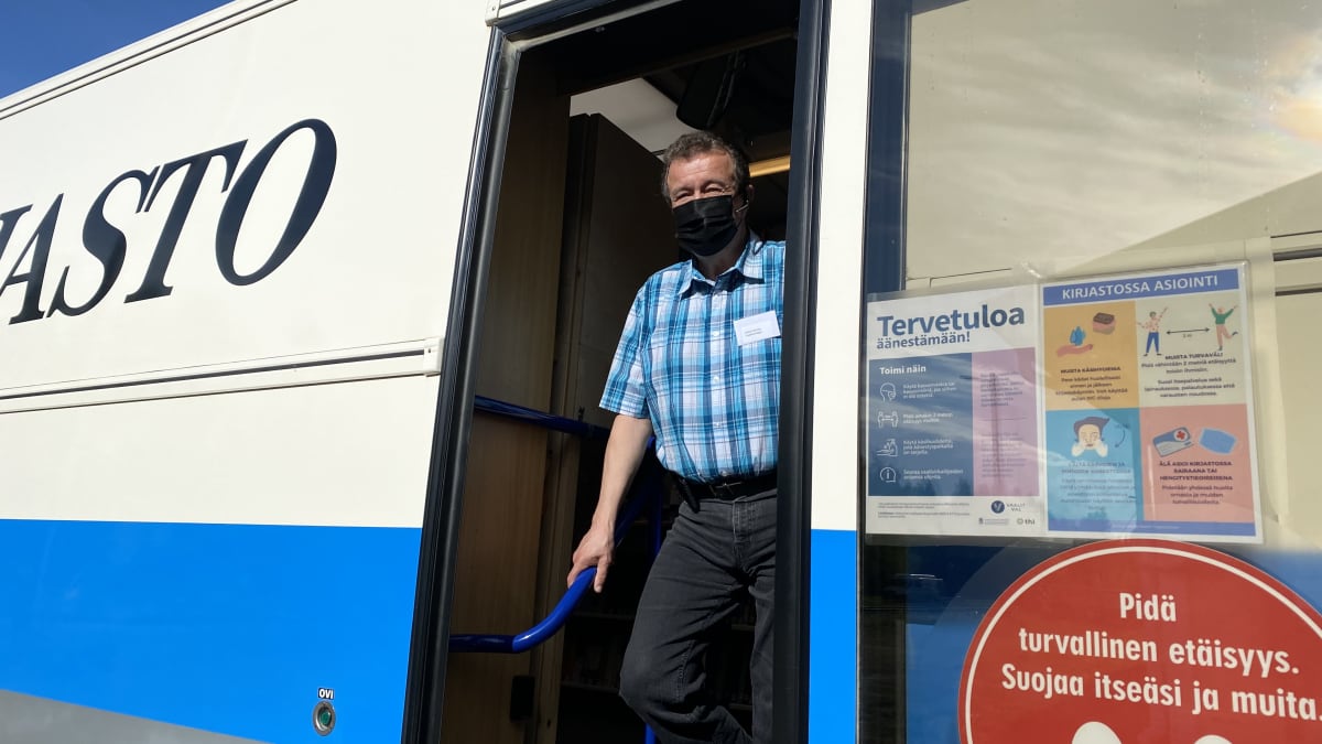 Pieksämäen vaalibusin kuljettaja Sakari Mattila auton ovella.