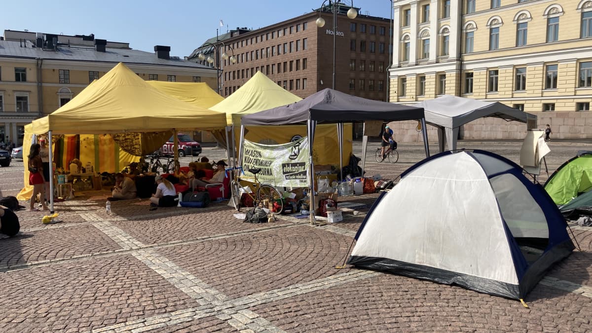Elokapinan mielenosoitus jatkuu maanantaina 21.6. Helsingin Senaatintorilla.