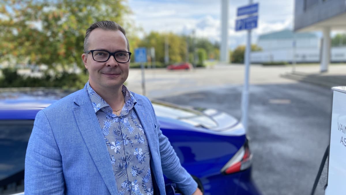 Kaupunkiympäristöjohtaja Juha Takamaa Seinäjoen kaupungin toisen sähköauton vierellä