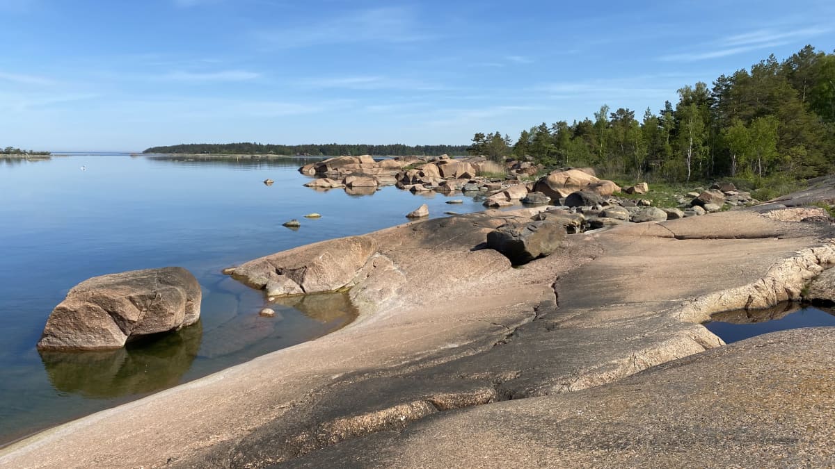 Kallioita ja merta kesällä.