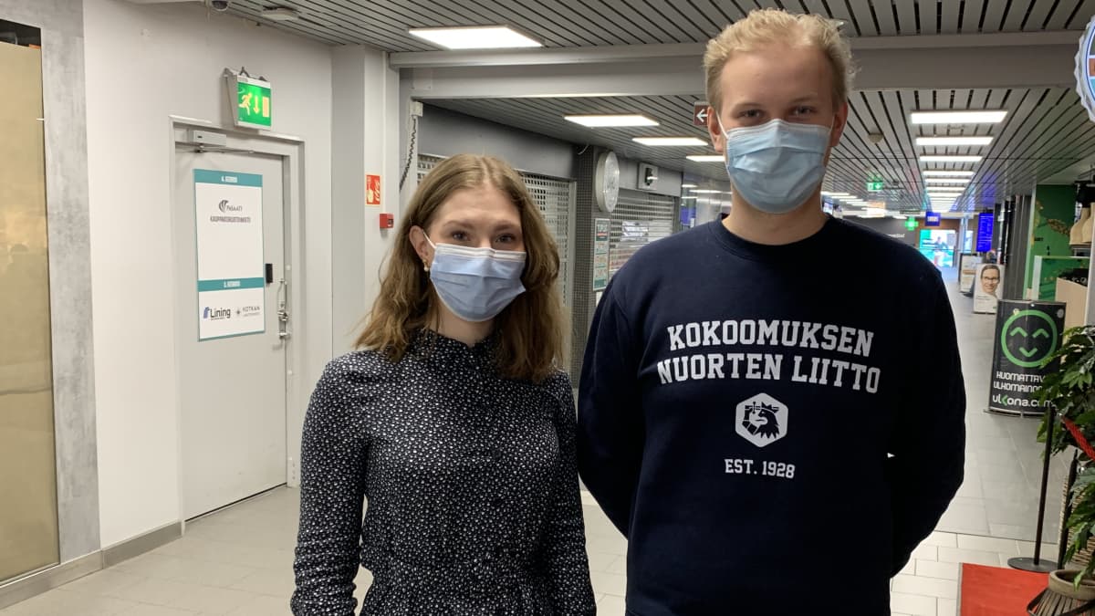 Kaakkois-Suomen kokoomusnuorten vt. puheenjohtaja Aleksi Kurki ja piirihallituksen jäsen Alisa Hyytiäinen 