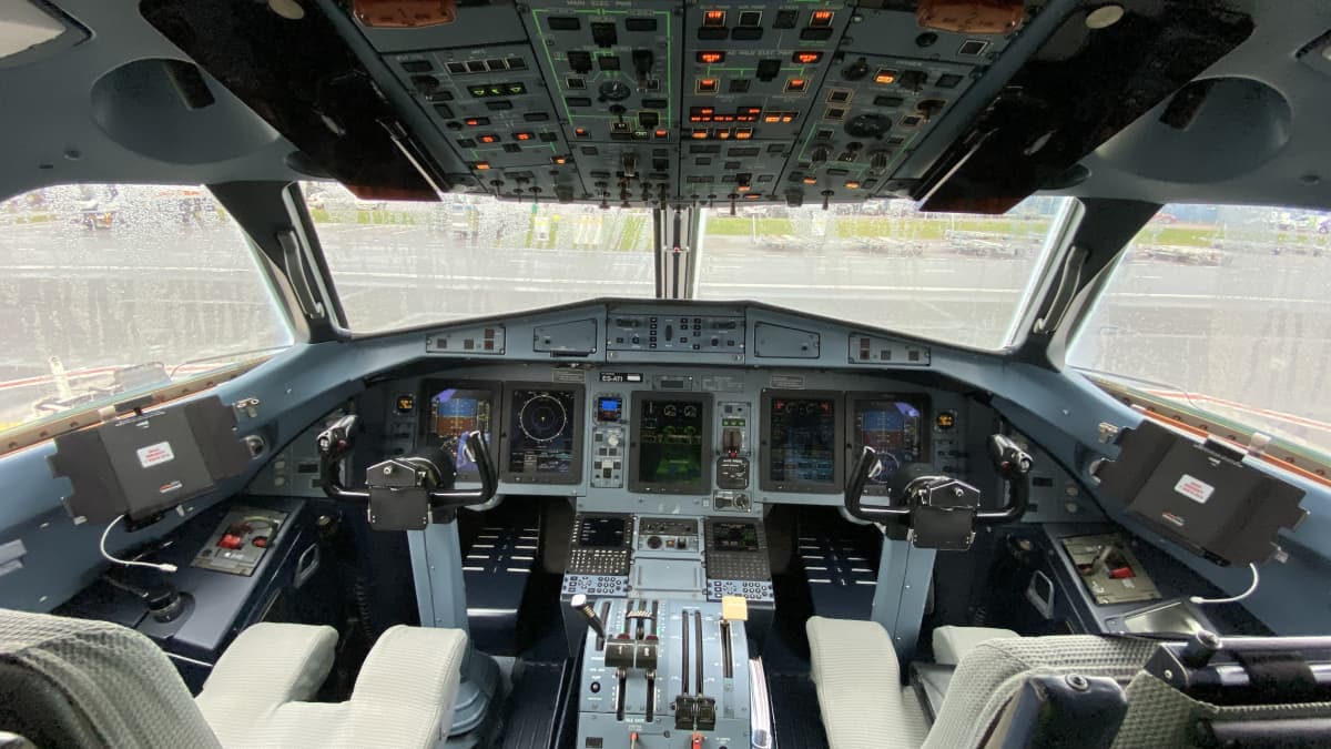 Xflyn Bombardier CRJ-700:n ohjaamo