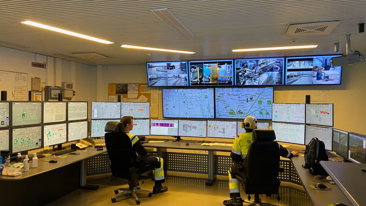 Työntekijät valvovat ESEn voimalaitoksen toimintaa valvomossa.