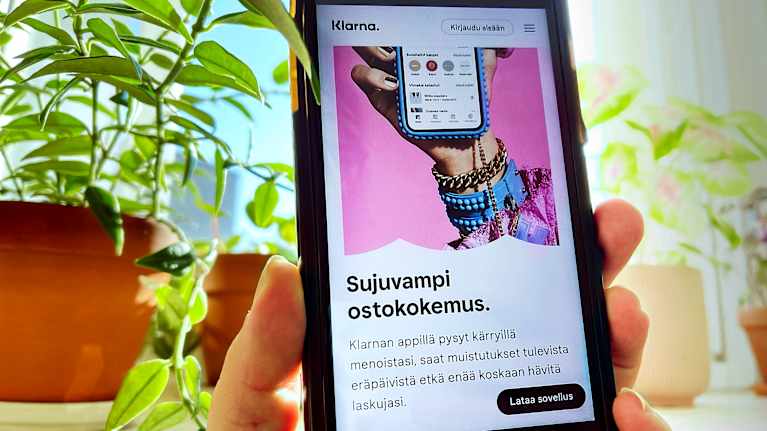 Klarnan verkkosivu älypuhelimen näytöllä kuvattuna.
