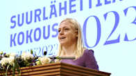 Elina Valtonen puhuu puhujan korokkeella.