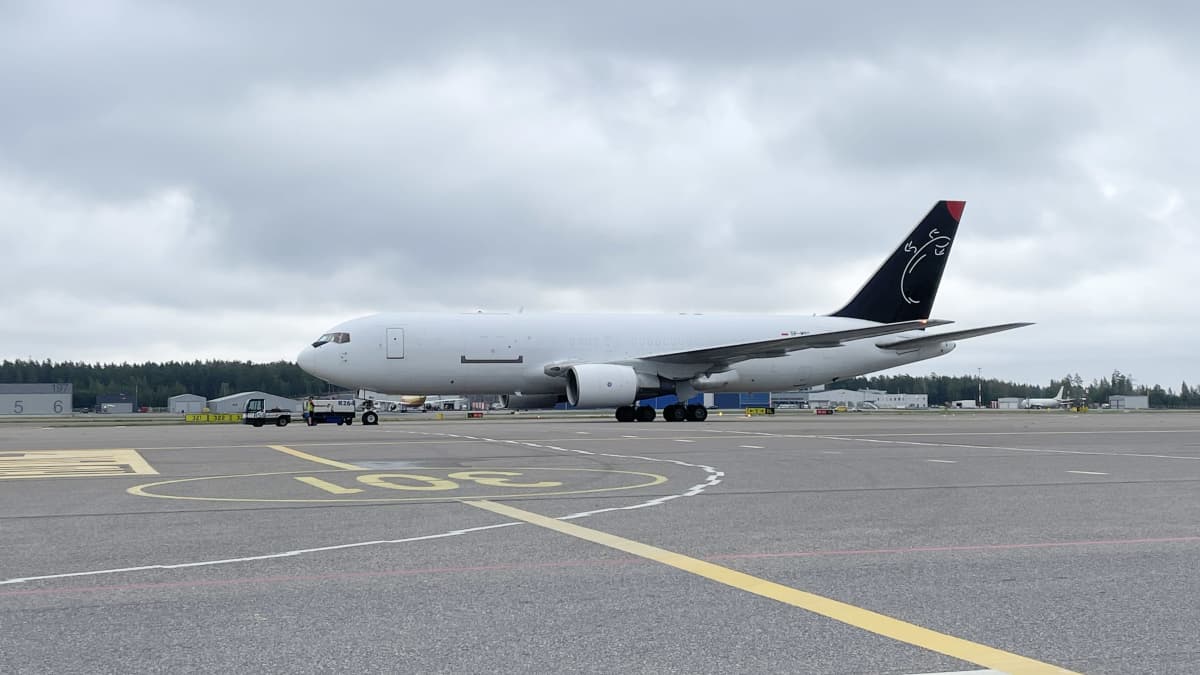 Libyaan avustuskuormaa vievä lentoken Helsinki-Vantaan lentokentällä
