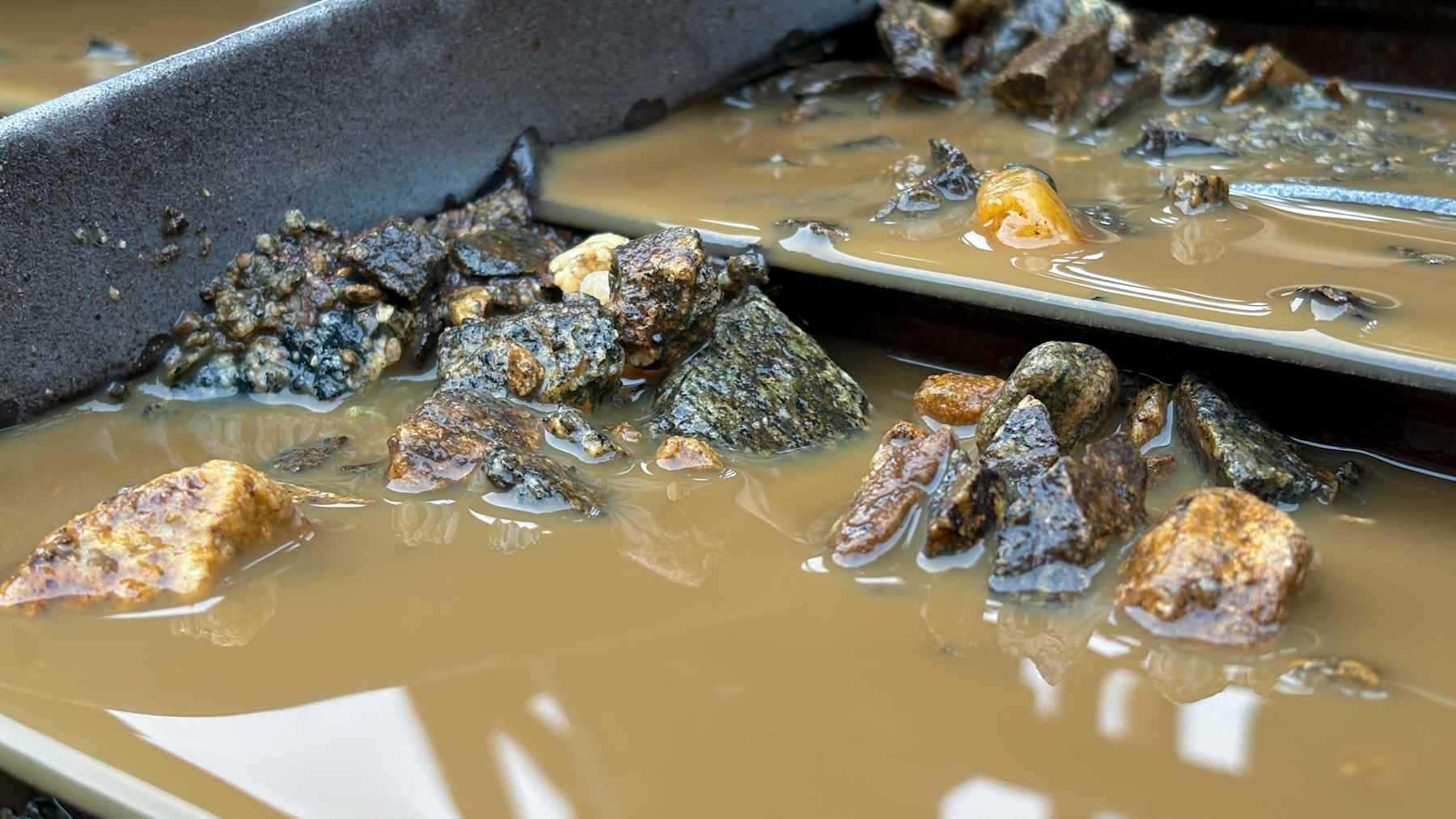 Kullankaivuun vesialtaassa kultamalmia pestään veden avulla, kuvassa prosessissa käytetty metallikaukalo.