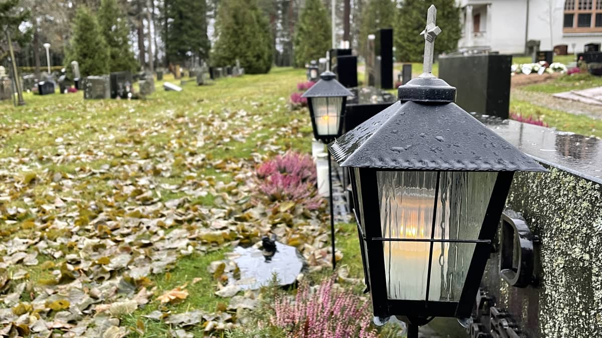 On the holy day, candles are taken to the graves. Photo: Leena-kaisa Laakso / Yle