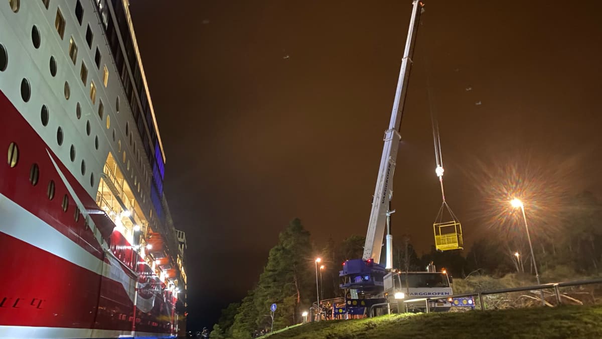 Viking Grace vasemmalla ja nostokurki oikealla. 