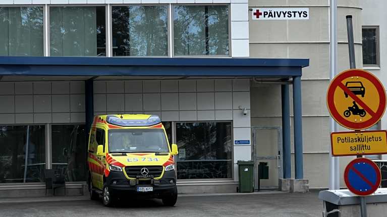 Ambulanssi Savonlinnan keskussairaalan edustalla.