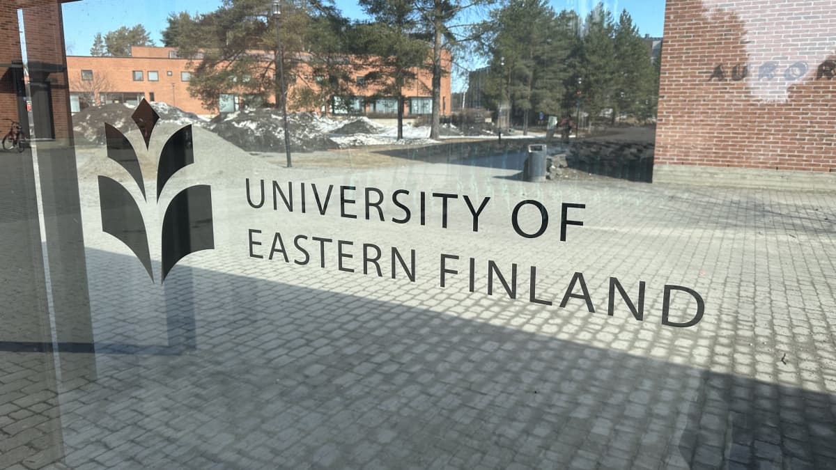 Lasiseinä, jossa lukee mustin kirjaimin University on Eastern Finland.