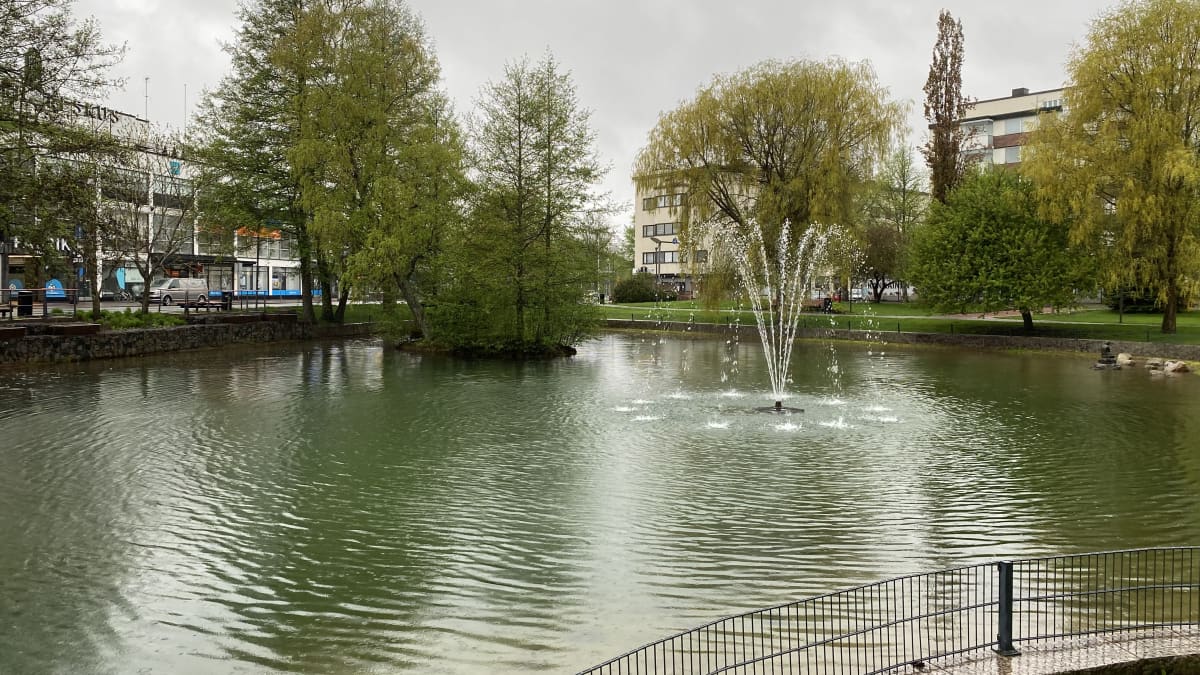 Forssan Ankkalammin puisto suihkulähteineen sateisessa keväaamussa.
