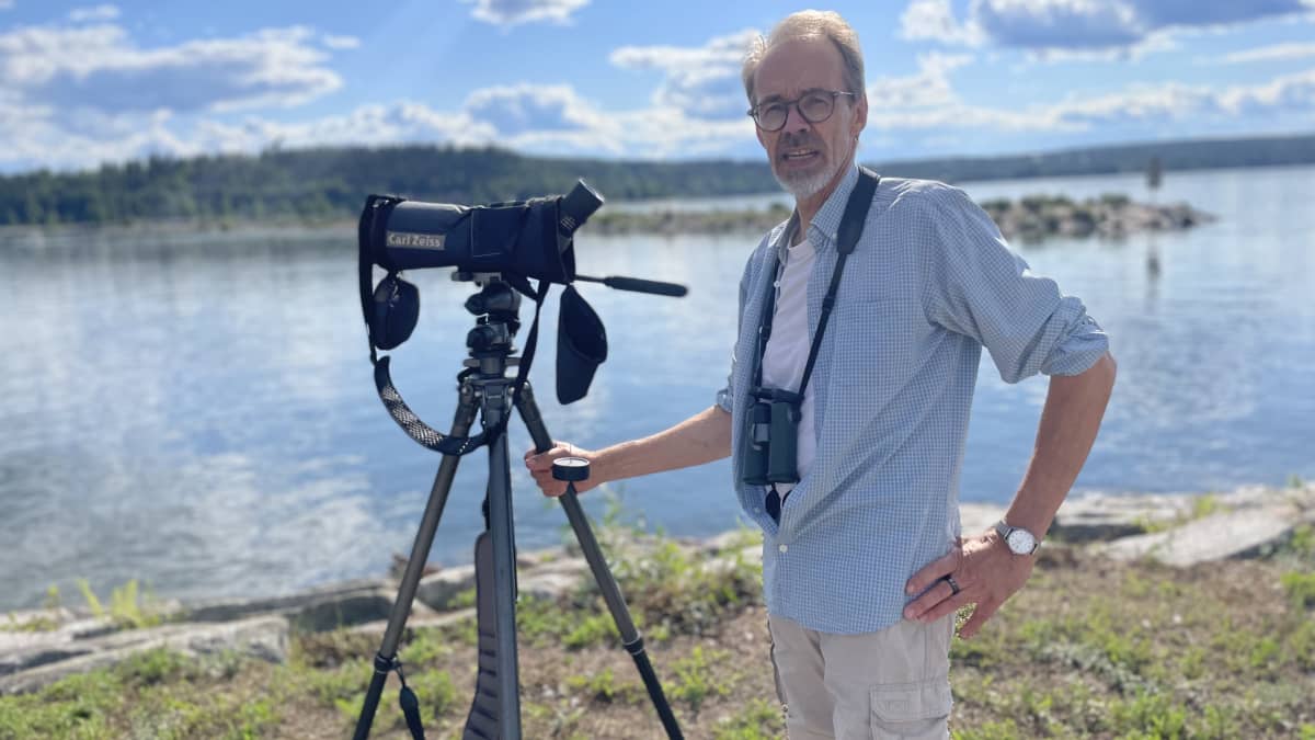 Helsingin yliopiston professori Heikki Setälä ja lintukaukoputki Lahden sataman aallonmurtajalla. 