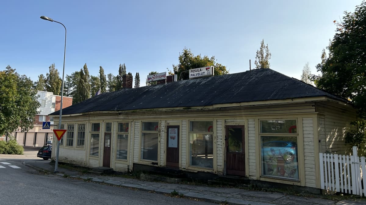 Ränsistynyt ja hylätty puutalo, jossa rikottu ikkunoita.