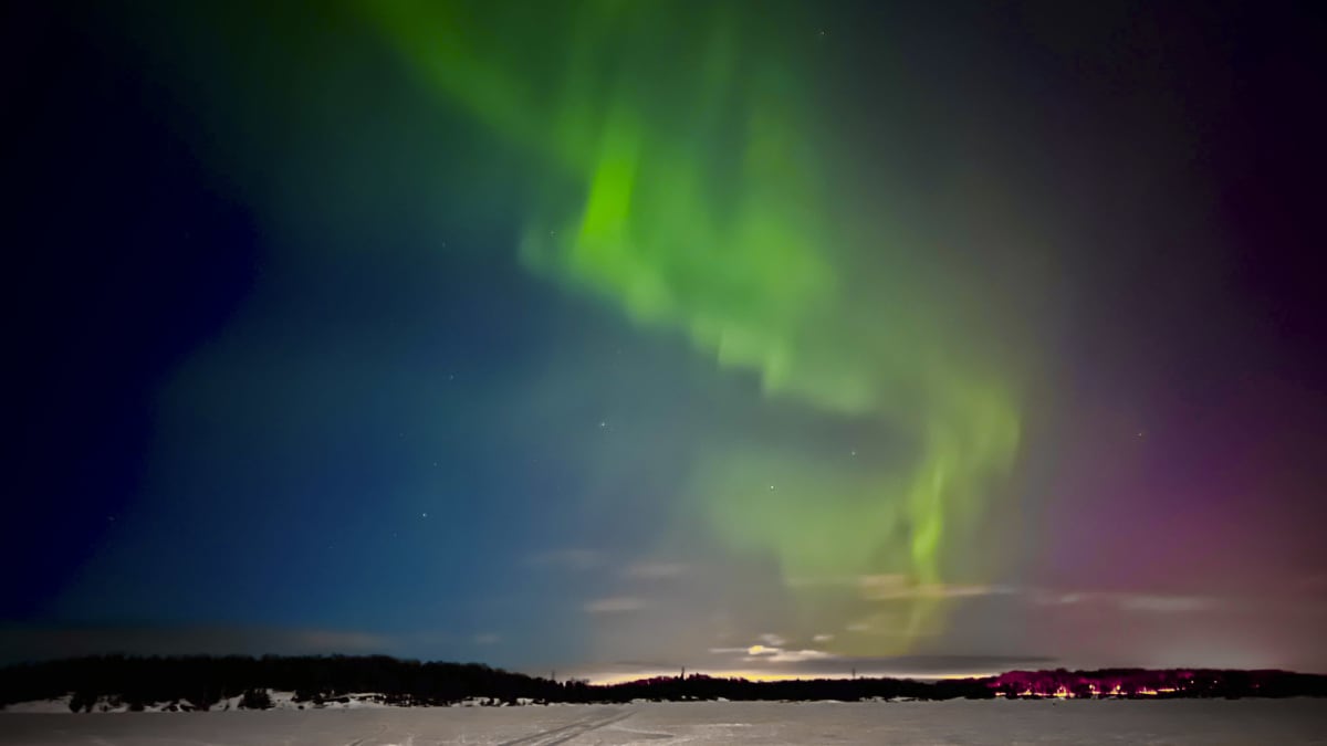 Revontulet loistavat vihreänä Saimaan yllä tammikuussa 2022. 