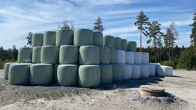 Ensilagebalar staplade på varandra.