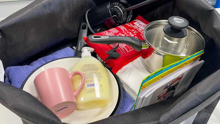 Kestokassissa kodintavaroita kuten muki,kattila,sammutuspeite ja vessaharja. 