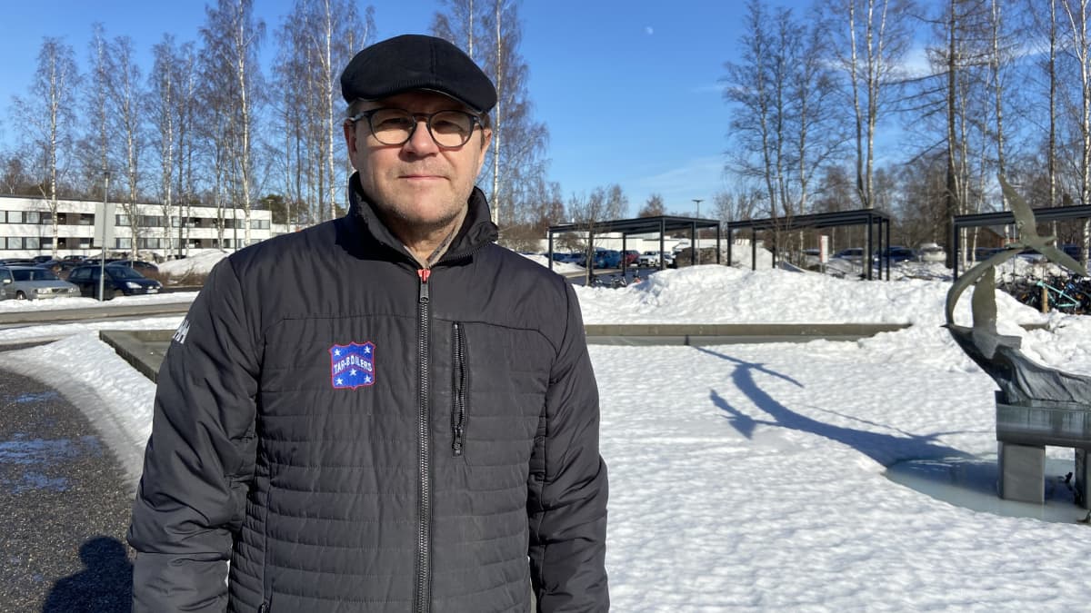 Kuvassa Soiten hallituksen puheenjohtaja Veikko Laitila seisoo Keski-Pohjanmaan keskussairaalan pihalla patsaan vieressä.