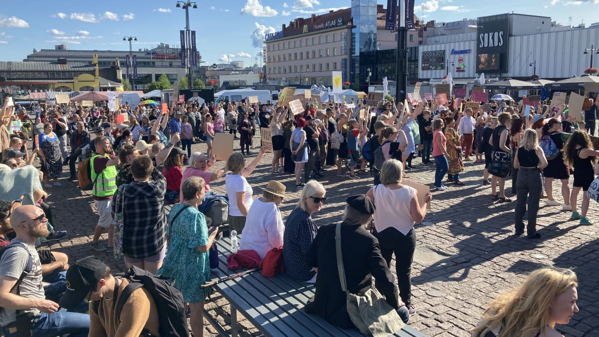 Mielenosoitukseen kerääntynyttä väkeä Kuopion torilla.