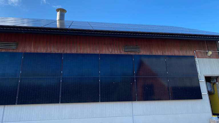 Solpaneler på en ladugårdsbyggnad.