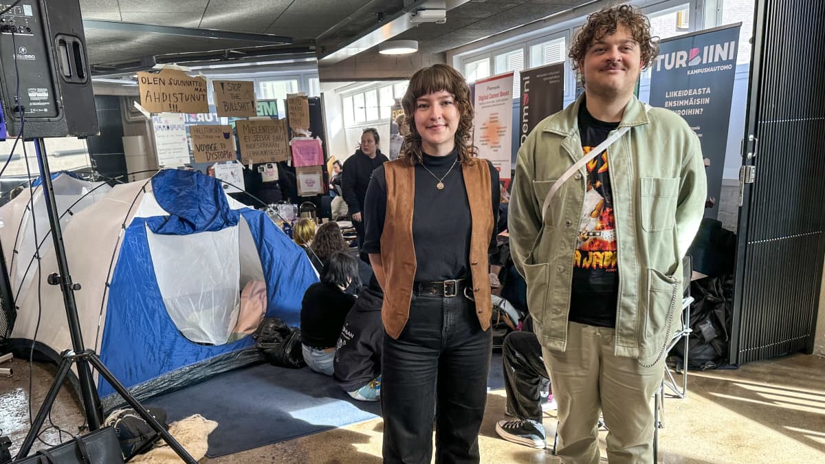 Johanna Pekkonen, 24-vuotias kulttuurituotannon opiskelija ja Magnus Seelisch, 26-vuotias tekstiilisuunnittelun opiskelija Metropolia Ammattikorkeakoulusta