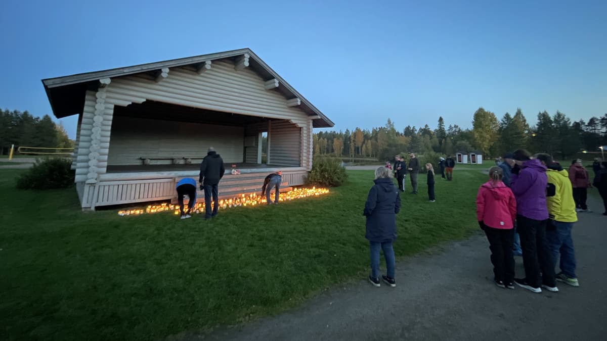 Suomussalmella kuolleen nuoren muistoksi ja osanoton ilmaisuksi sytytettiin kynttilämeri. Kuvassa kynttilöitä ja ihmisiä sytyttämässä niitä. 