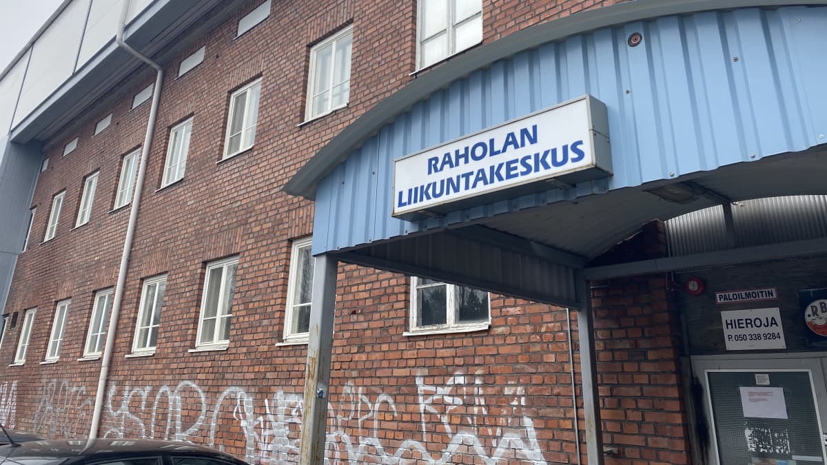 Nokian Krp:n kotikentän Raholan liikuntakeskuksen julkisivu keväällä 2021.